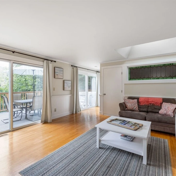 Charming Family Cottage with Scenic Hilltop Views