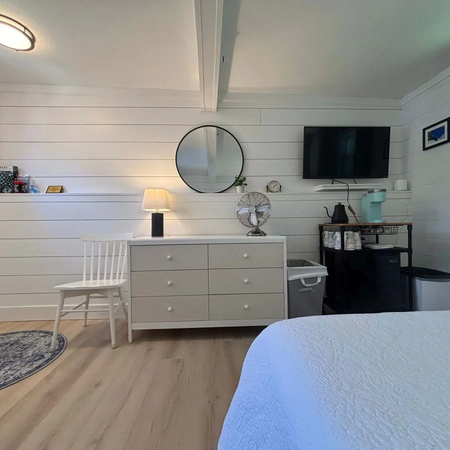 Jean Knapp Rentals-Diane’s Garden Room-image-12