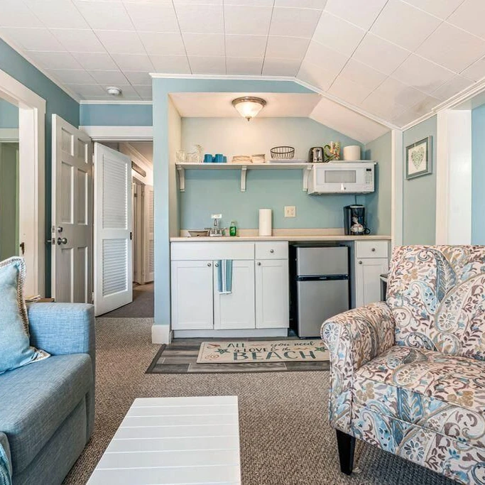 Jean Knapp Rentals-Beautiful inn, Lighthouse Landing. #3 Sea Glass-image-4