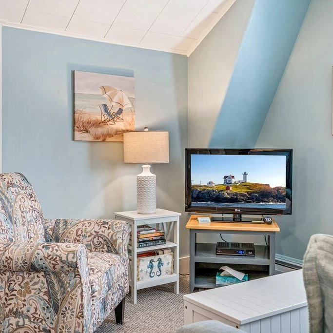 Jean Knapp Rentals-Beautiful inn, Lighthouse Landing. #3 Sea Glass-image-5