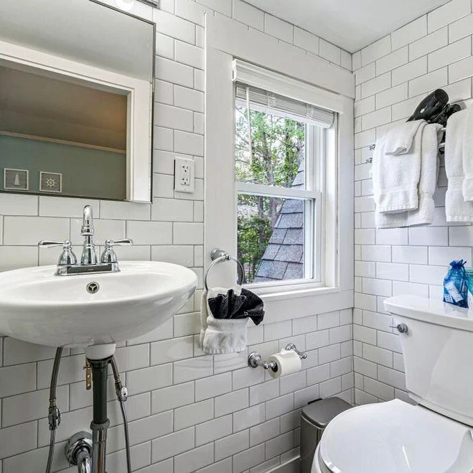 Jean Knapp Rentals-Beautiful inn, Lighthouse Landing. #3 Sea Glass-image-8