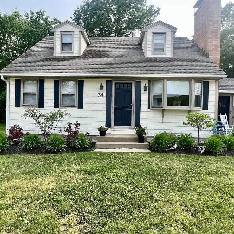 Jean Knapp Rentals-24 Riverbank Road. Footbridge Beach 5 bedroom Family Cape!-image-38