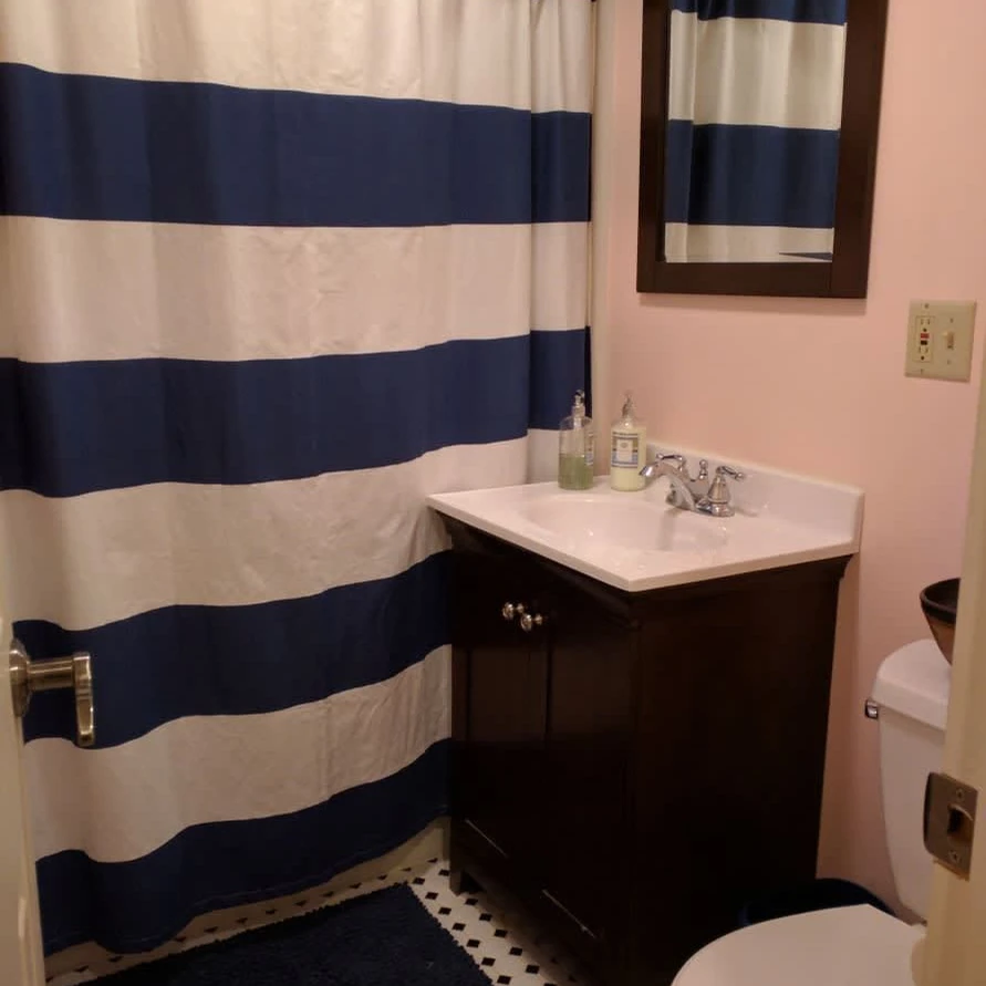 2nd floor bathroom  has a tub