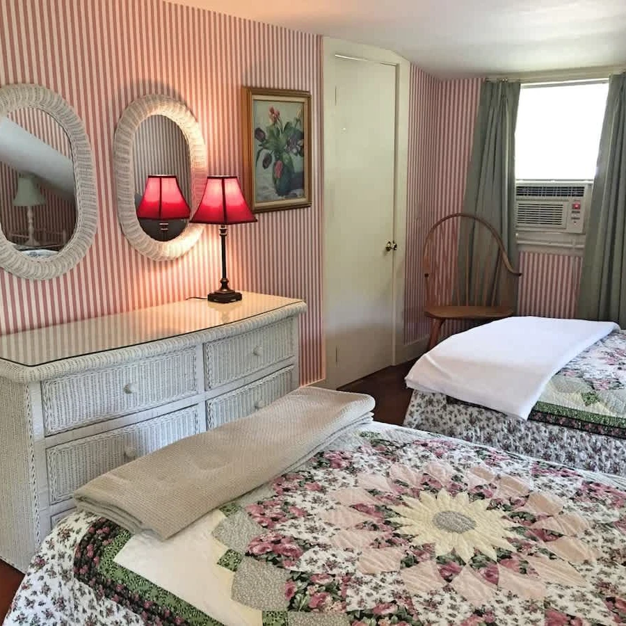 Jean Knapp Rentals-The School Street Cottage! Family Fun and Walking distance to Beach and Downtown!-image-13