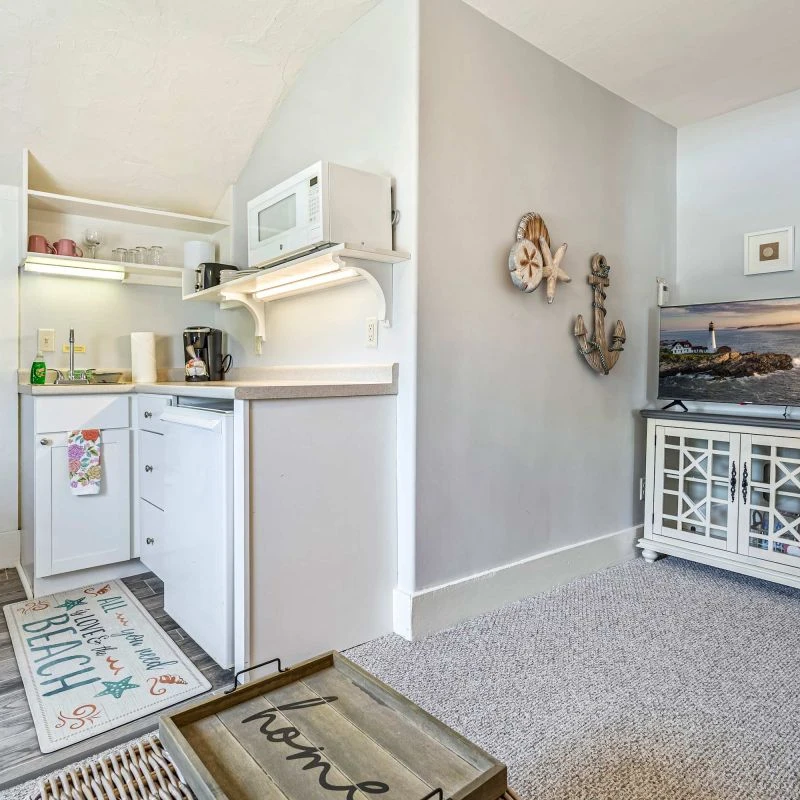 Jean Knapp Rentals-Beautiful Inn, Lighthouse Landing. Sleeps 18-20-image-23