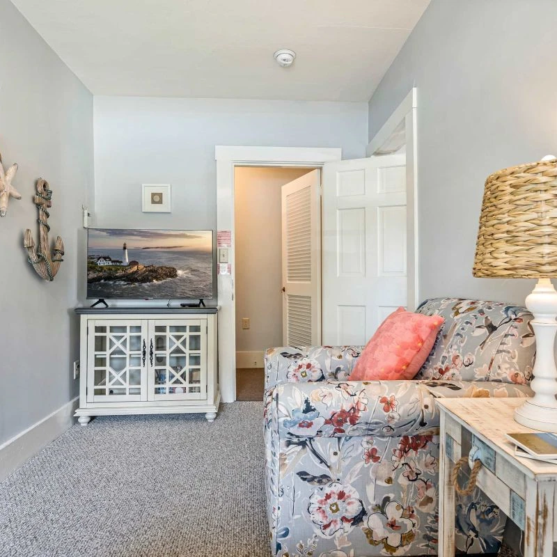 Jean Knapp Rentals-Beautiful Inn, Lighthouse Landing. Sleeps 18-20-image-24