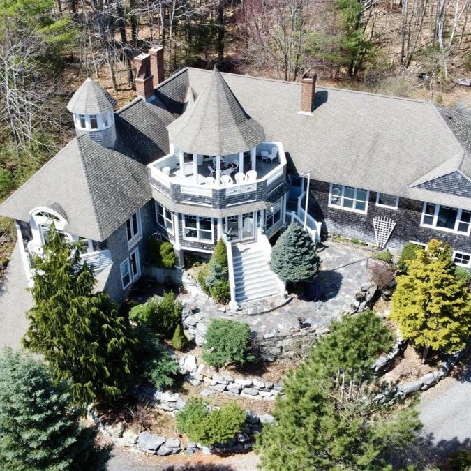 Jean Knapp Rentals-The Tree Top Apartment: Spacious 2 Bedroom Apt -image-1