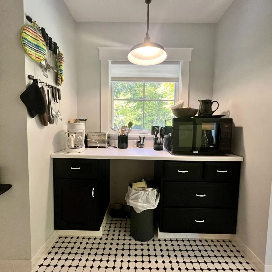 Jean Knapp Rentals-The Tree Top Apartment: Spacious 2 Bedroom Apt -image-10