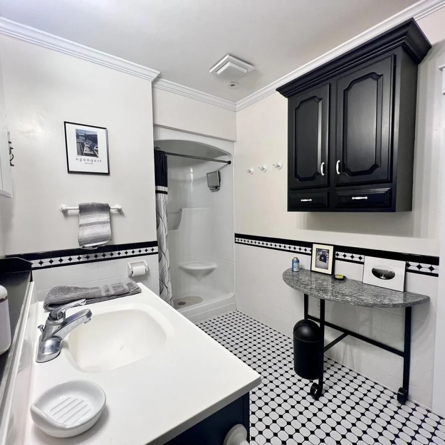 Jean Knapp Rentals-The Tree Top Apartment: Spacious 2 Bedroom Apt -image-12