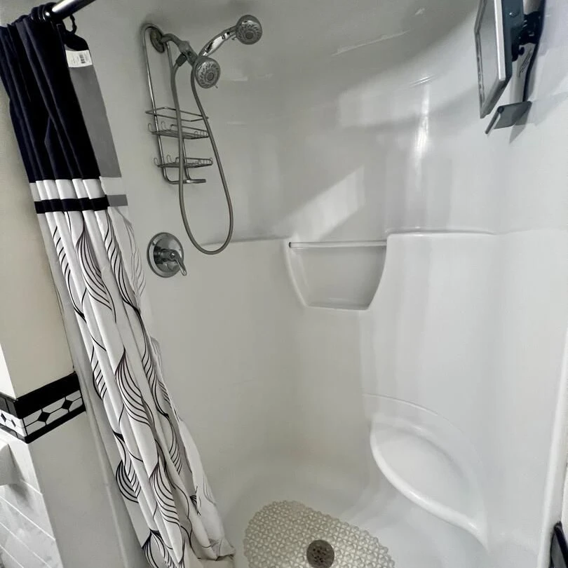 Jean Knapp Rentals-The Tree Top Apartment: Spacious 2 Bedroom Apt -image-13