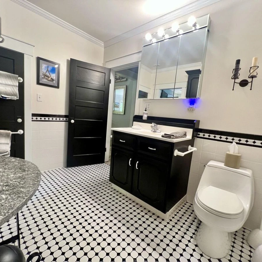 Jean Knapp Rentals-The Tree Top Apartment: Spacious 2 Bedroom Apt -image-14