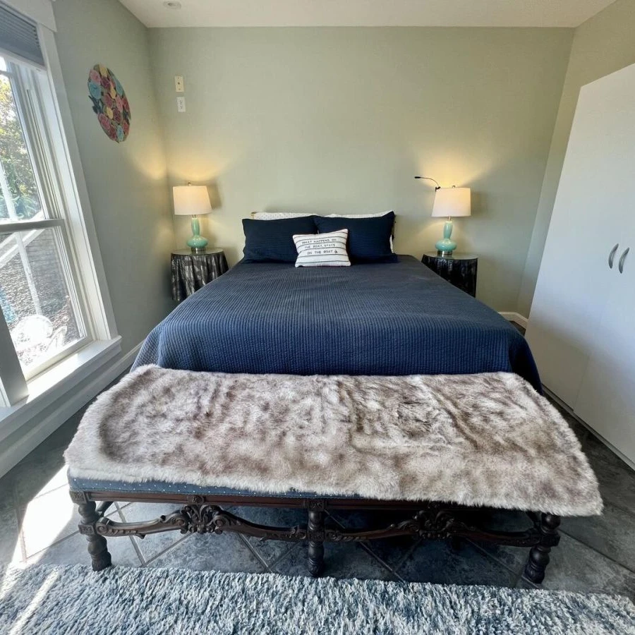 Jean Knapp Rentals-The Tree Top Apartment: Spacious 2 Bedroom Apt -image-17