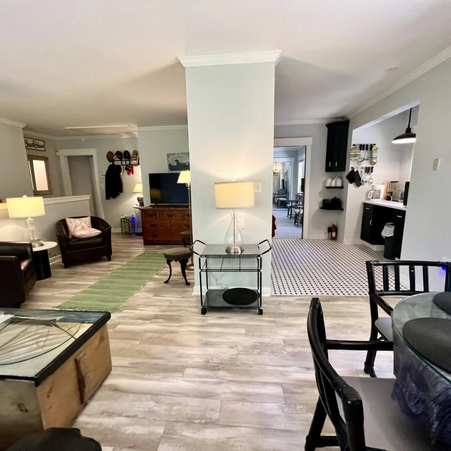 Jean Knapp Rentals-The Tree Top Apartment: Spacious 2 Bedroom Apt -image-2