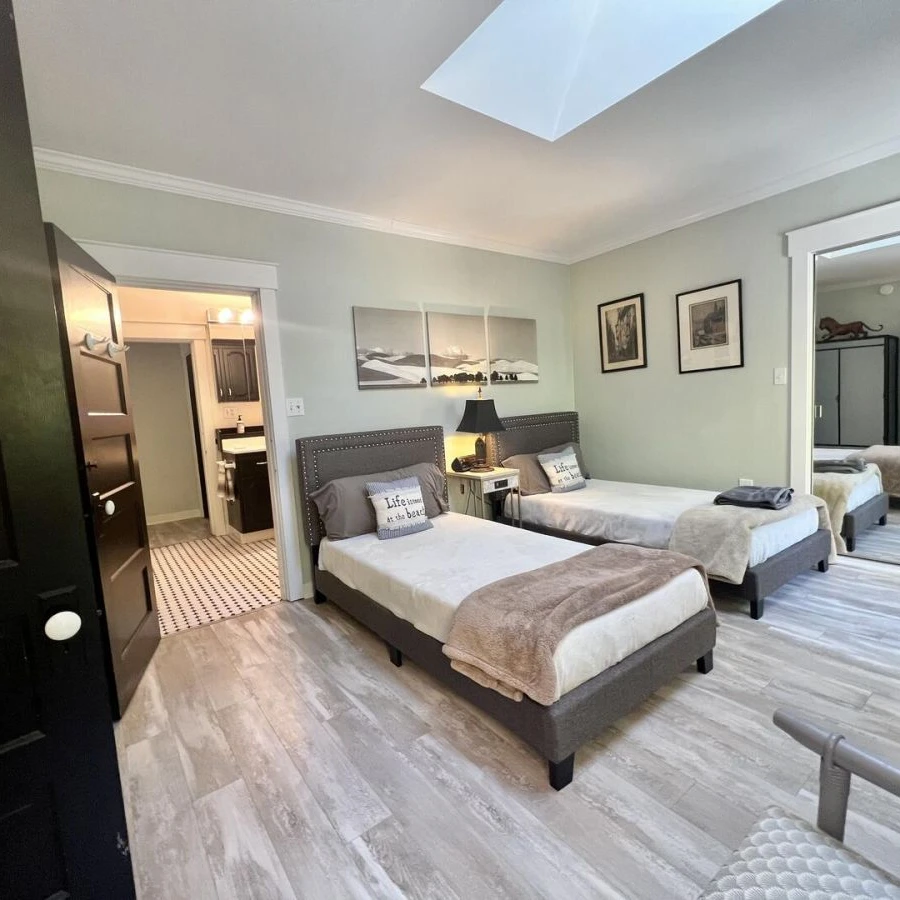 Jean Knapp Rentals-The Tree Top Apartment: Spacious 2 Bedroom Apt -image-22