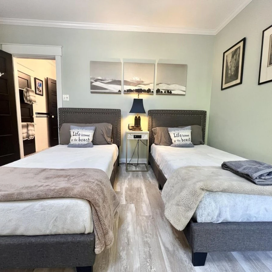 Jean Knapp Rentals-The Tree Top Apartment: Spacious 2 Bedroom Apt -image-23