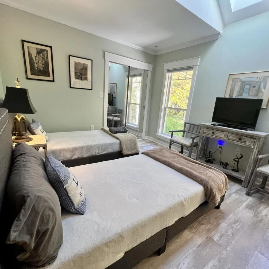 Jean Knapp Rentals-The Tree Top Apartment: Spacious 2 Bedroom Apt -image-24