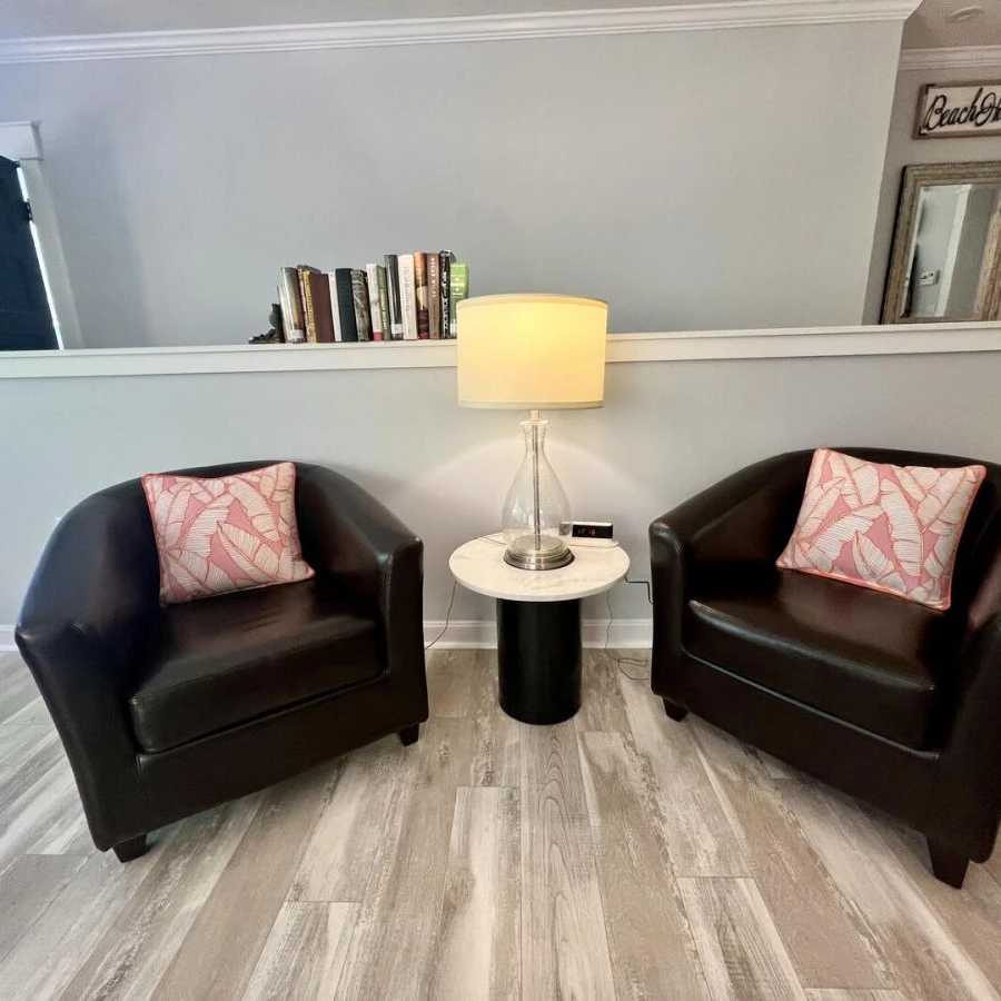 Jean Knapp Rentals-The Tree Top Apartment: Spacious 2 Bedroom Apt -image-4