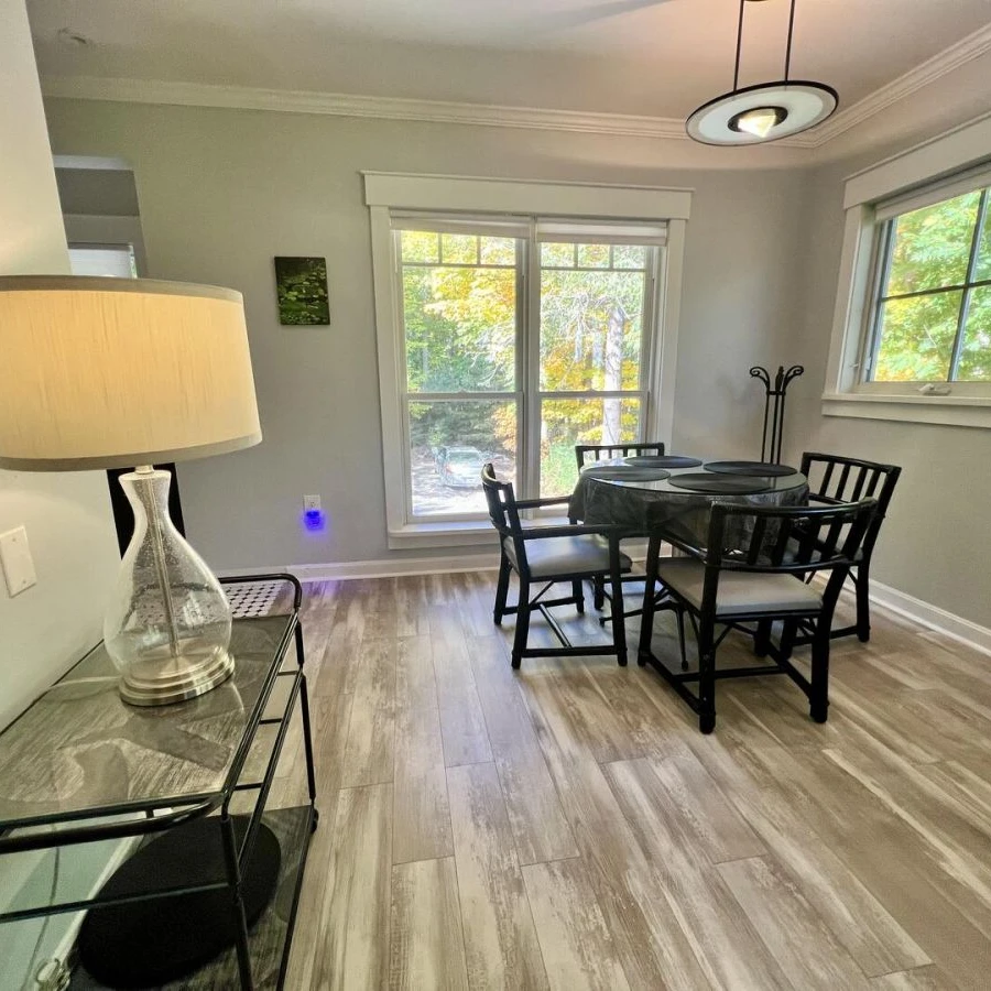 Jean Knapp Rentals-The Tree Top Apartment: Spacious 2 Bedroom Apt -image-6