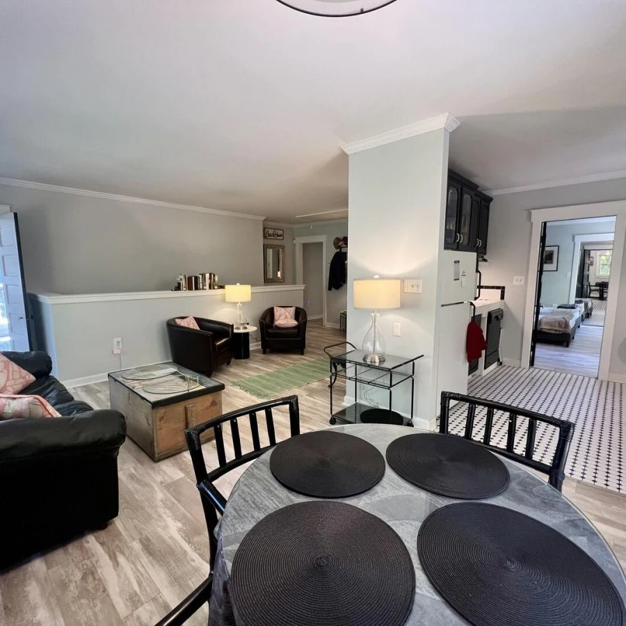 Jean Knapp Rentals-The Tree Top Apartment: Spacious 2 Bedroom Apt -image-7