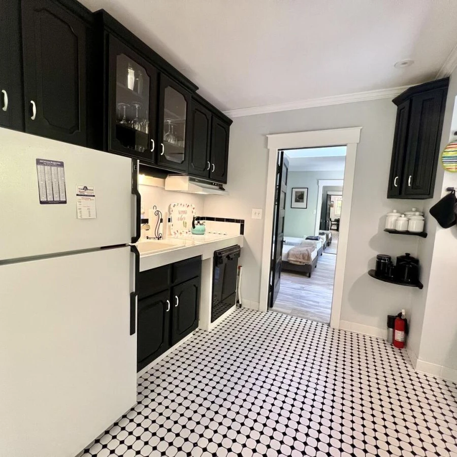 Jean Knapp Rentals-The Tree Top Apartment: Spacious 2 Bedroom Apt -image-8