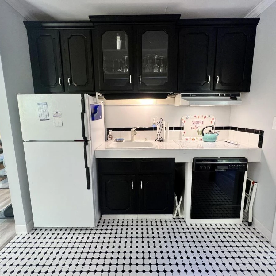 Jean Knapp Rentals-The Tree Top Apartment: Spacious 2 Bedroom Apt -image-9