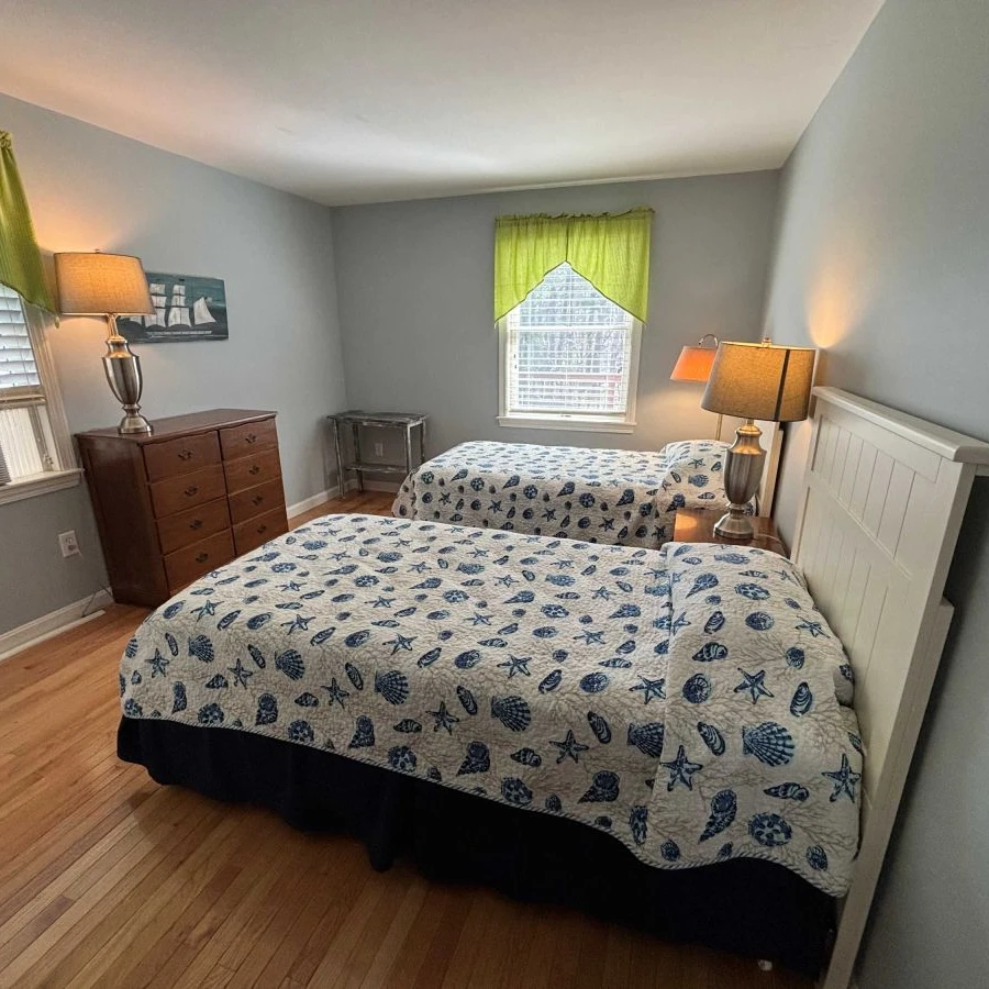 Downstairs bedroom with Twin Beds