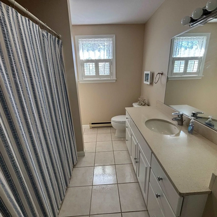 Upstairs full bathroom