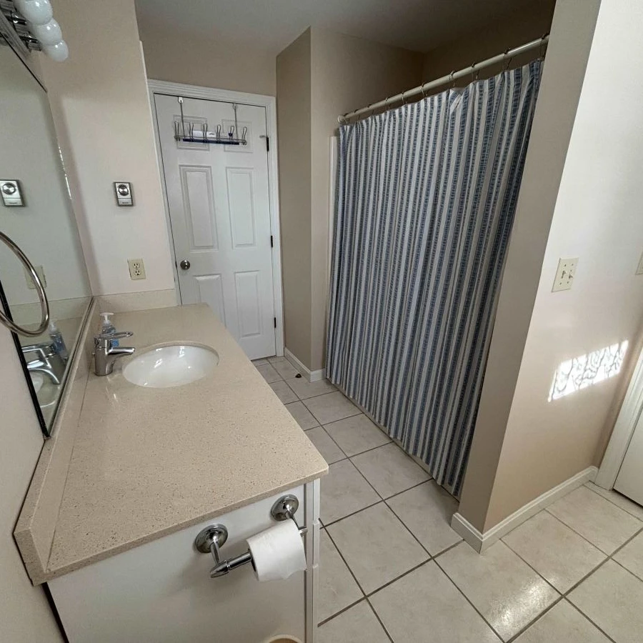 Jean Knapp Rentals-Highland Ave -Ogunquit Beach Town Rental -  Walk to town with your family and Fur baby!-image-15