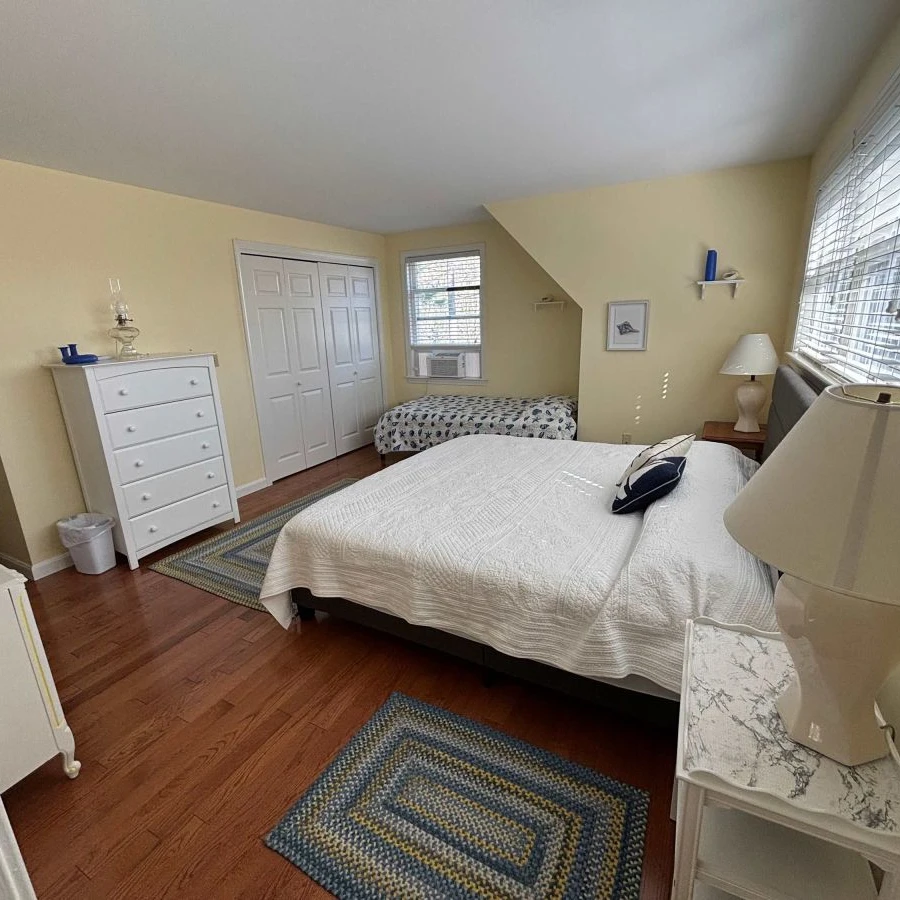 Upstairs bedroom with King Bed and Twin