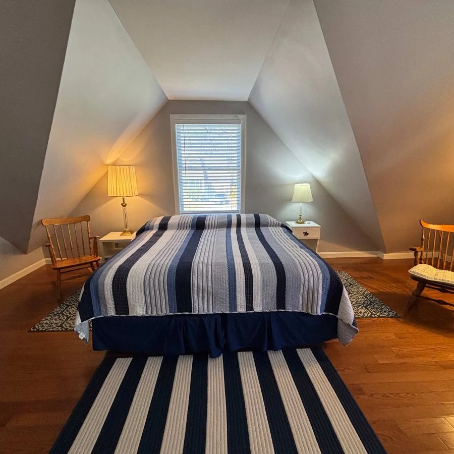 Jean Knapp Rentals-Highland Ave -Ogunquit Beach Town Rental -  Walk to town with your family and Fur baby!-image-21