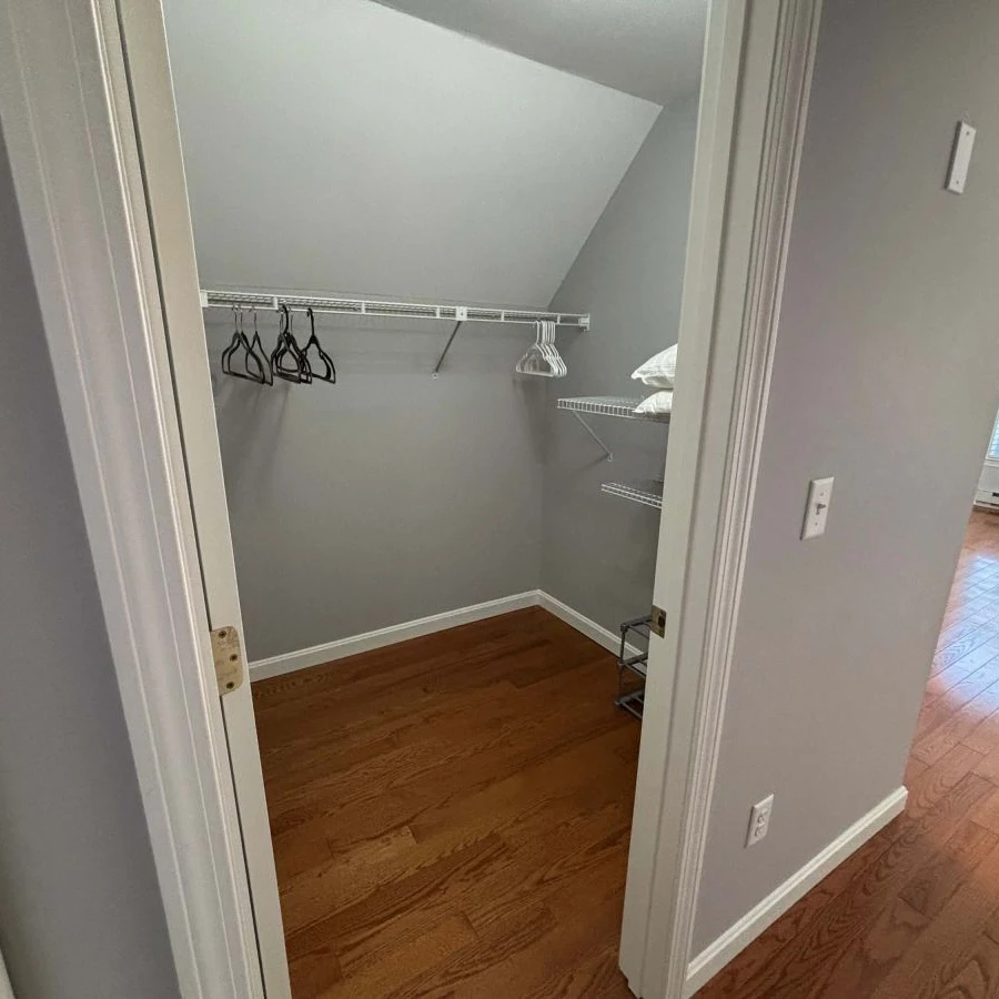 Queen bedroom with big walk in closet