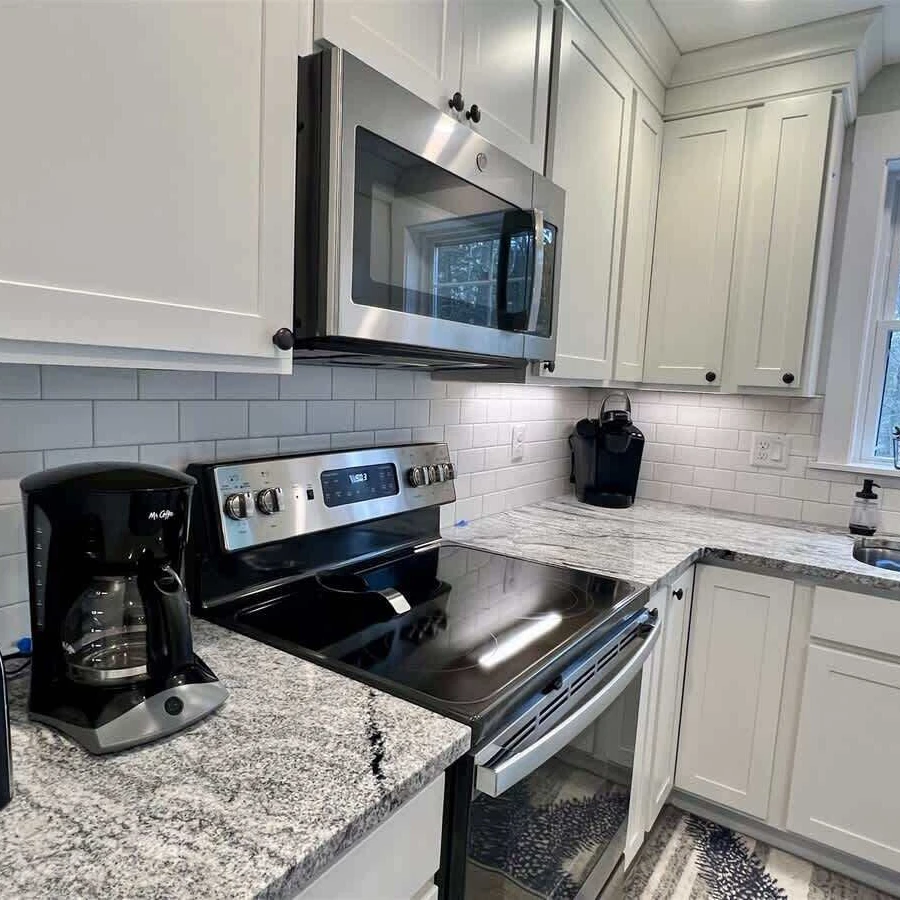 Jean Knapp Rentals-Maple Street Getaway!-image-6