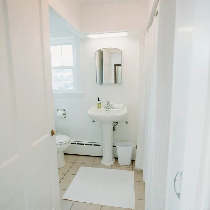 Jean Knapp Rentals-Pet Friendly 6 Bedroom 5 Bathroom Home in Center of town.-image-27