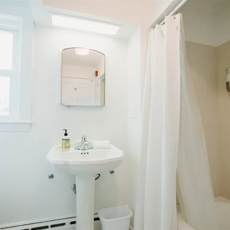 Jean Knapp Rentals-Pet Friendly 6 Bedroom 5 Bathroom Home in Center of town.-image-28