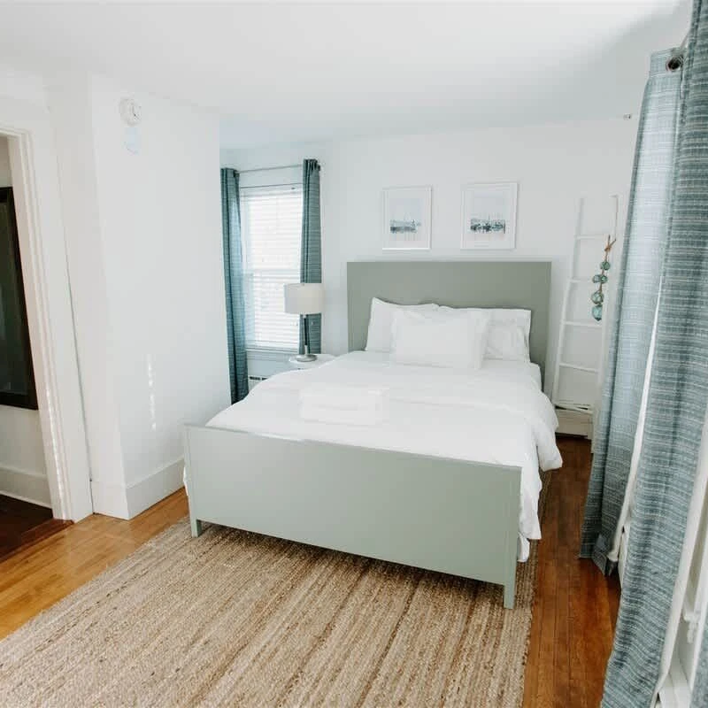 Jean Knapp Rentals-Pet Friendly 6 Bedroom 5 Bathroom Home in Center of town.-image-29