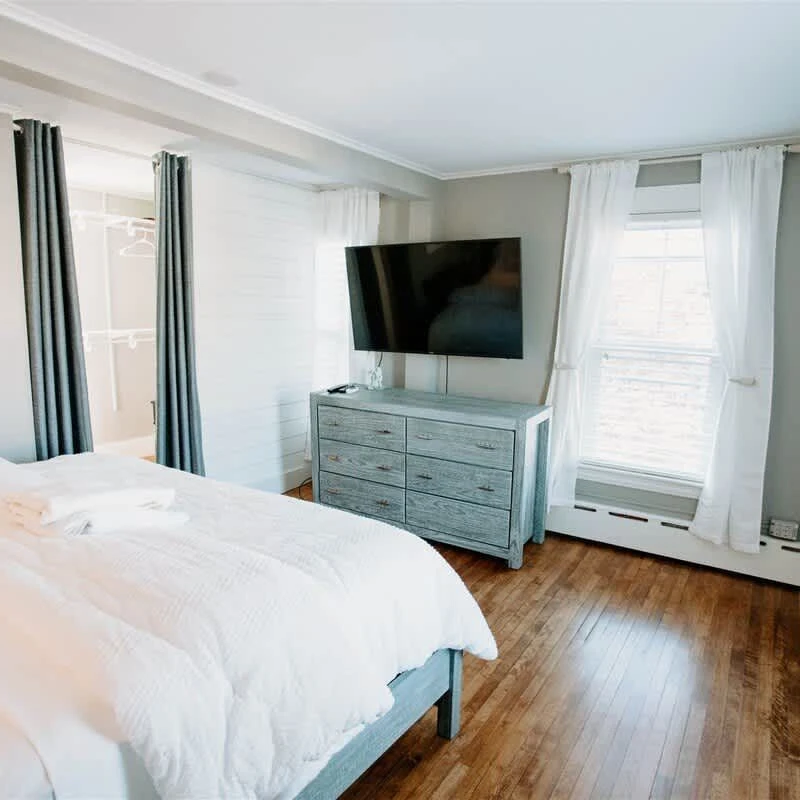 Jean Knapp Rentals-Pet Friendly 6 Bedroom 5 Bathroom Home in Center of town.-image-32