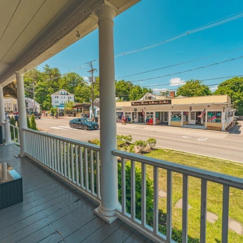 Jean Knapp Rentals-Pet Friendly 6 Bedroom 5 Bathroom Home in Center of town.-image-46