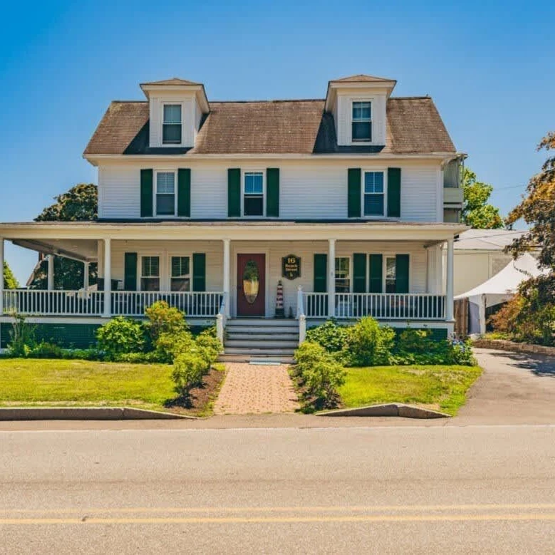 Jean Knapp Rentals-Pet Friendly 6 Bedroom 5 Bathroom Home in Center of town.-image-47