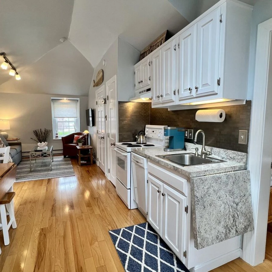 Jean Knapp Rentals-The Ogunquit Getaway - 177 Shore Road-image-10