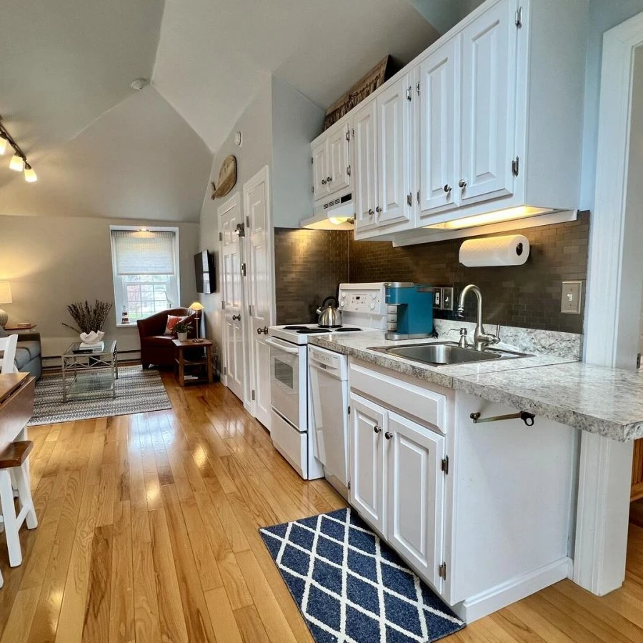 Jean Knapp Rentals-The Ogunquit Getaway - 177 Shore Road-image-11