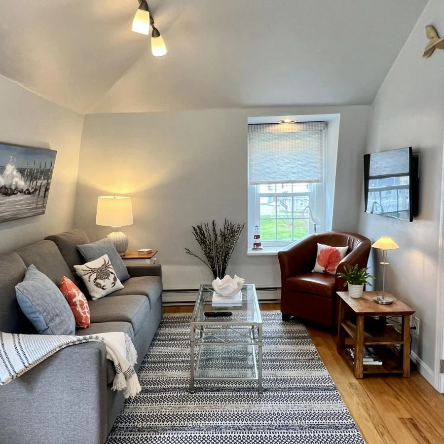 Jean Knapp Rentals-The Ogunquit Getaway - 177 Shore Road-image-2